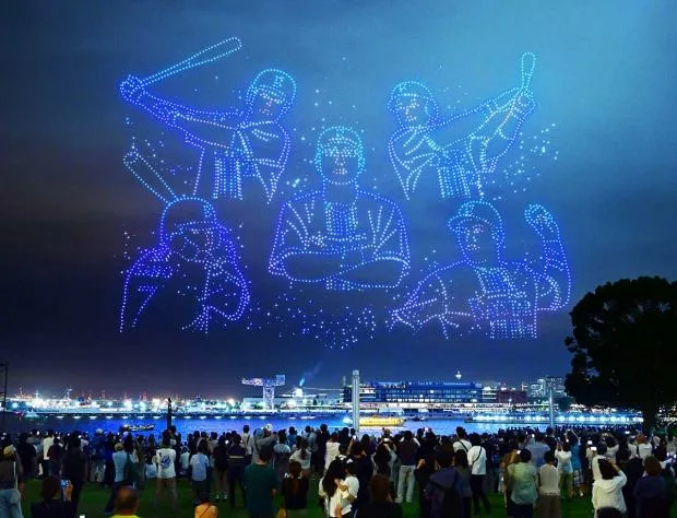 横浜夜空にDeNA戦士が降臨！ドローン3500機でギネス世界記録に挑戦