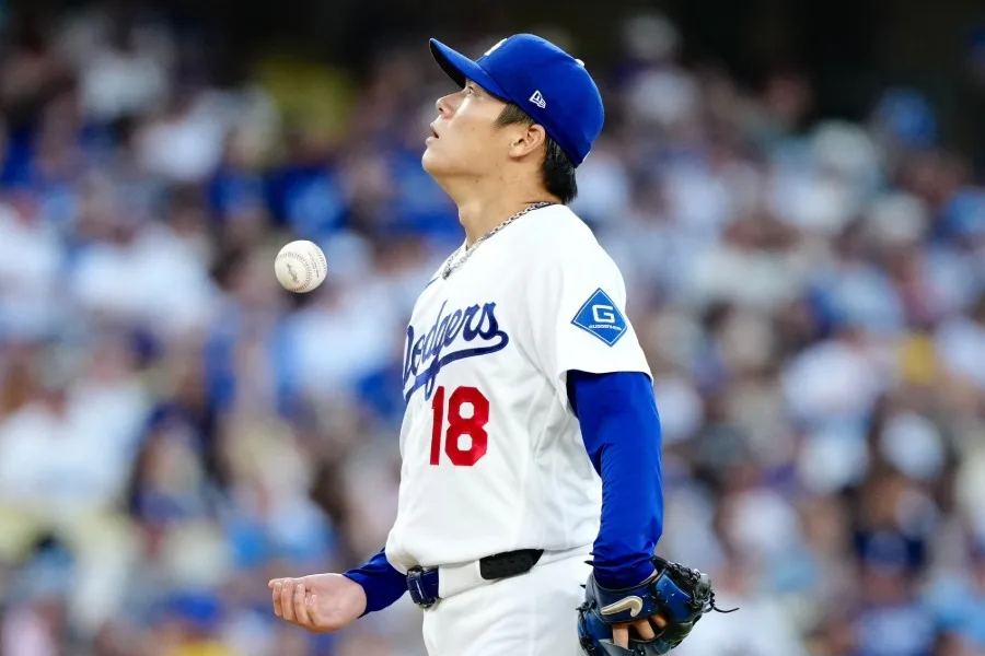 山本由伸がまさかの“グループハグ”に巻き込まれる！ロバーツ監督＆アイアトン氏とのベンチシーンが話題