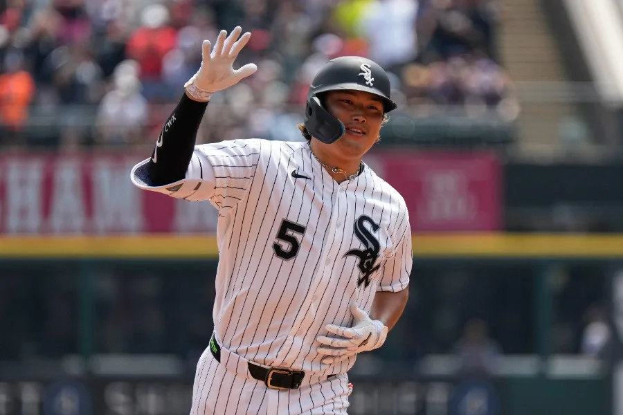 村上宗隆、21号弾を両親へプレゼント！母の始球式に米ファン衝撃「針の穴を通す制球力」