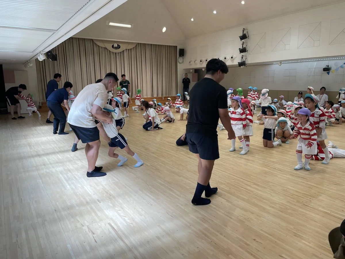 九州KV喜連航平らプロラグビー選手が母園で恩返し！200人超の園児と熱い交流