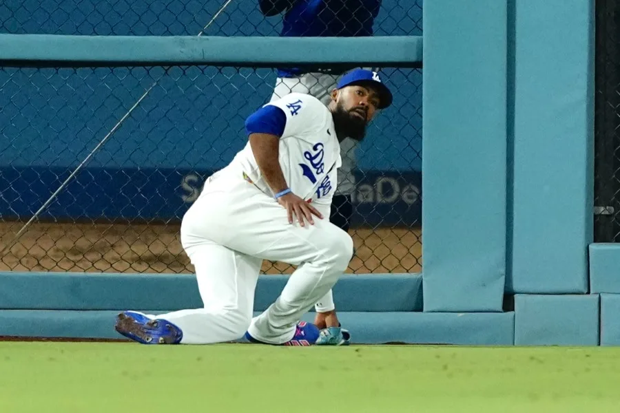 大谷も拍手！T・ヘルナンデスがフェンス際で魅せた神業ジャンピングキャッチ