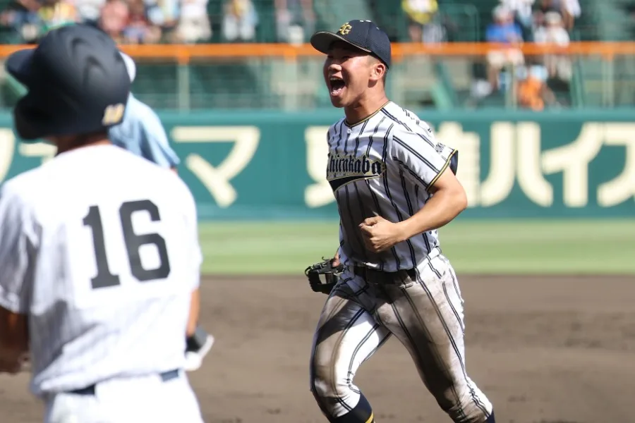 白樺学園2年生コンビが甲子園で魅せた“神業”ダブルプレー 海外メディアも大絶賛