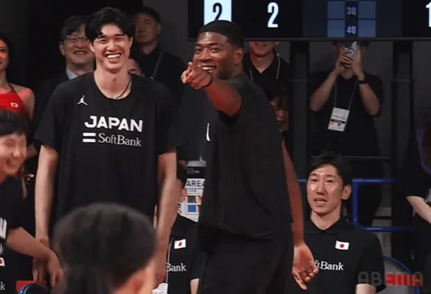 八村塁がベンチで「退場」ジェスチャー！馬場雄大の飛び蹴りに会場爆笑