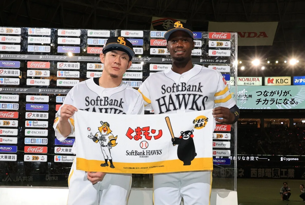ソフトバンクが熊本復興支援！くまモン×ハリーホークのチャリティータオル受注販売開始