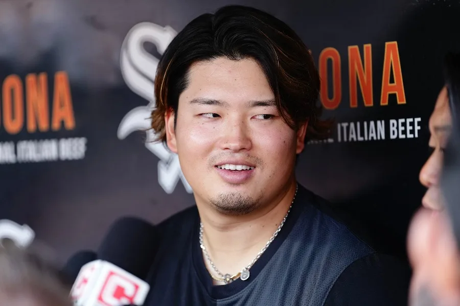 村上宗隆、両親と共に始球式！ボブルヘッドデーを家族で祝福
